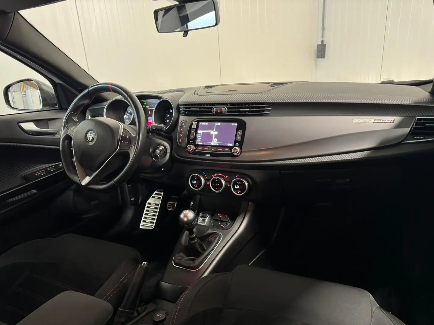 Alfa Romeo Giulietta 1.4 Turbo MultiAir Super 2017 150PK CARBON/RVSUITL Blanco - 2
