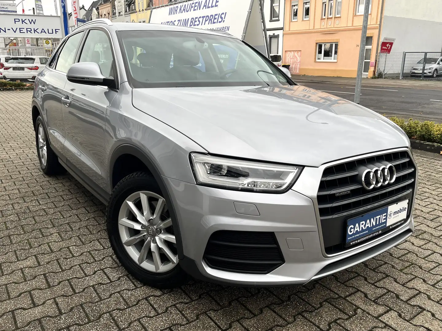 Audi Q3 2.0 TFSI quattro design *LED*Navi* Silber - 2