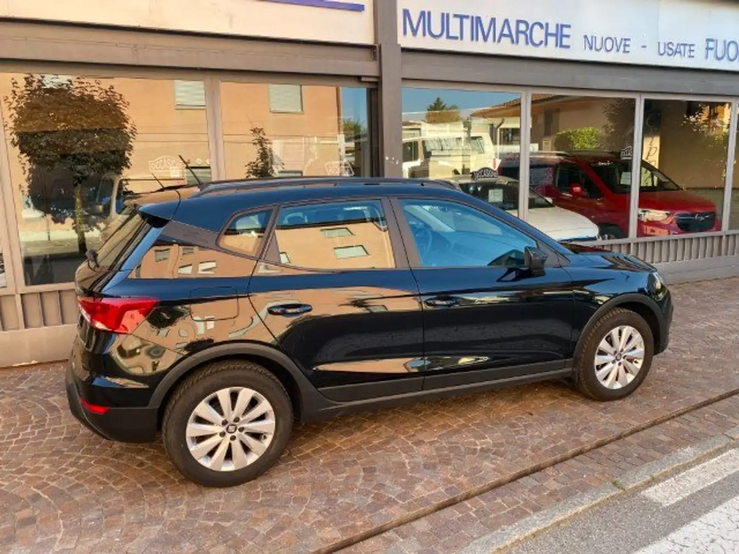 SEAT Arona 1.0 Ecotsi Style 95cv Schwarz - 2