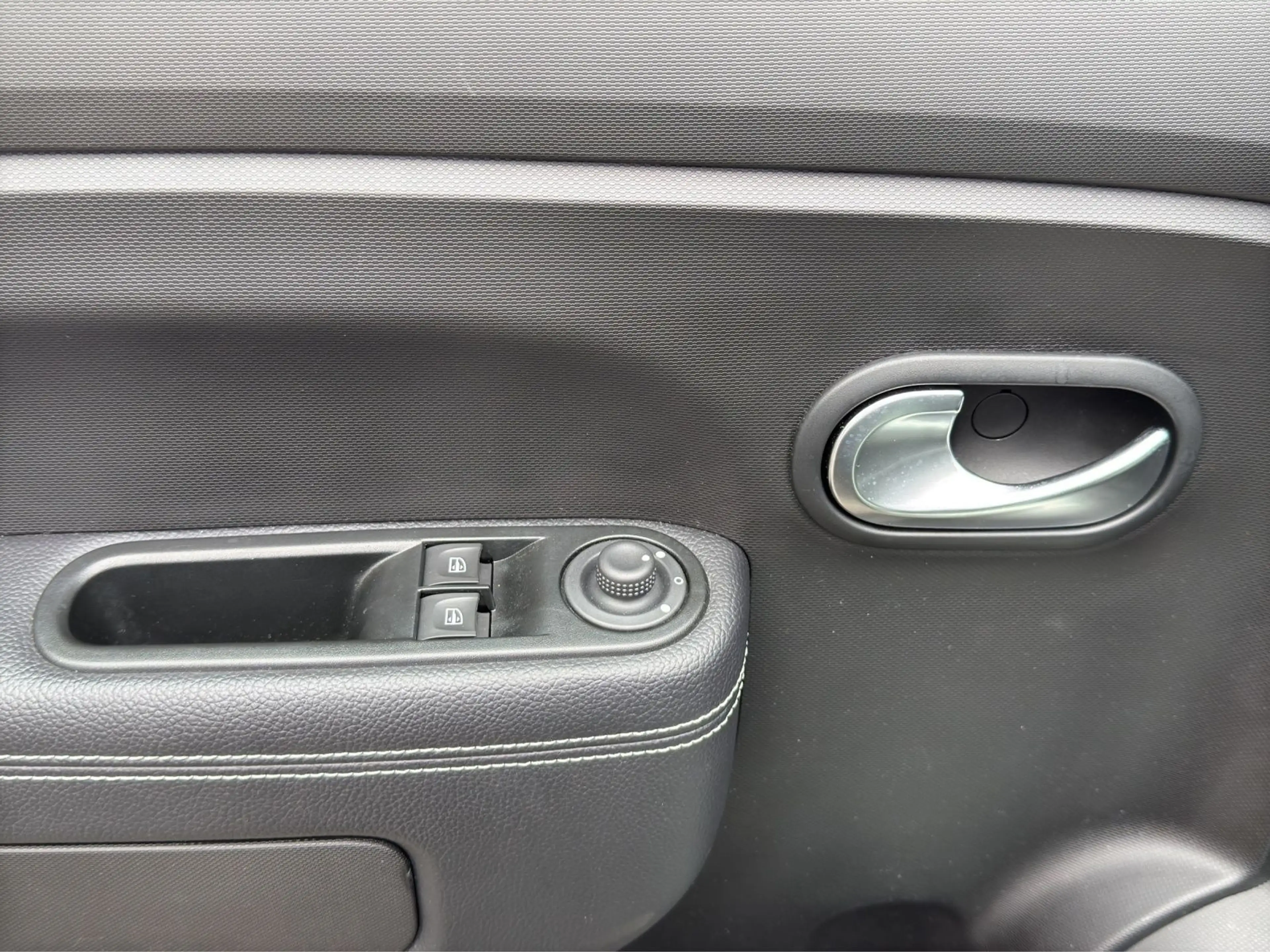 Renault Twingo 0.9 TCe LA PARISIENNE DAB KLIMA SITZHZG — photo 8