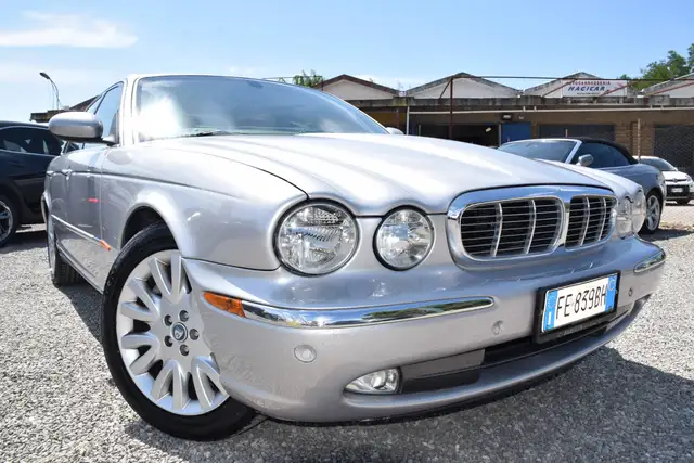 Jaguar XJ 4.2 V8 298CV AUTOM. NAVI PELLE SENSORI CRUISE BT SENSORI