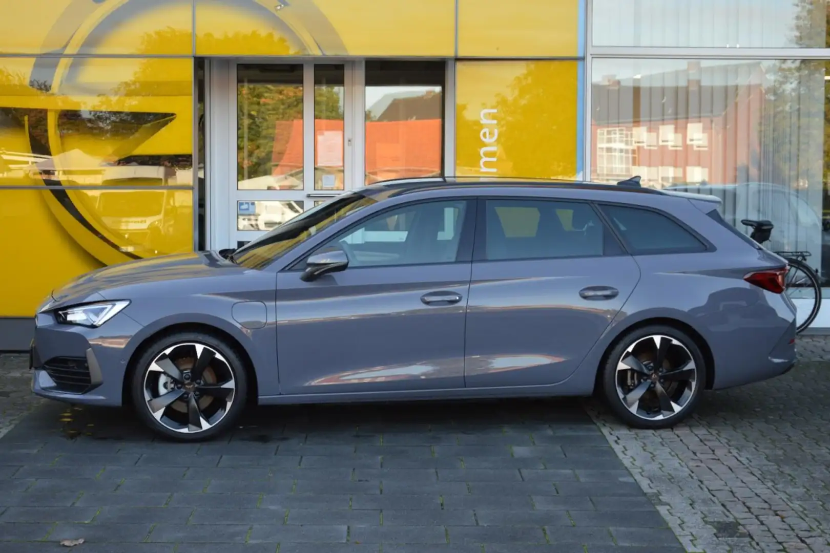 CUPRA Leon Sportstourer 1.4 e-Hybrid/DSG/Navi/Kamera/ACC Grijs - 2
