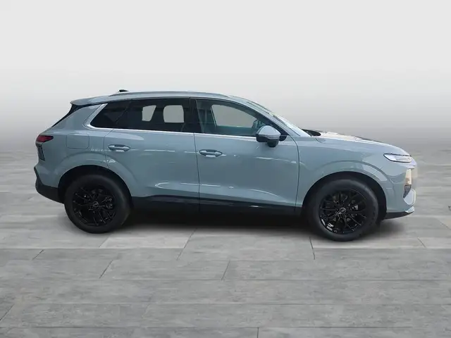 Audi Q3 view 6