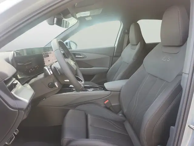 Audi Q3 view 9