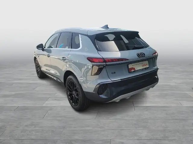 Audi Q3 view 4