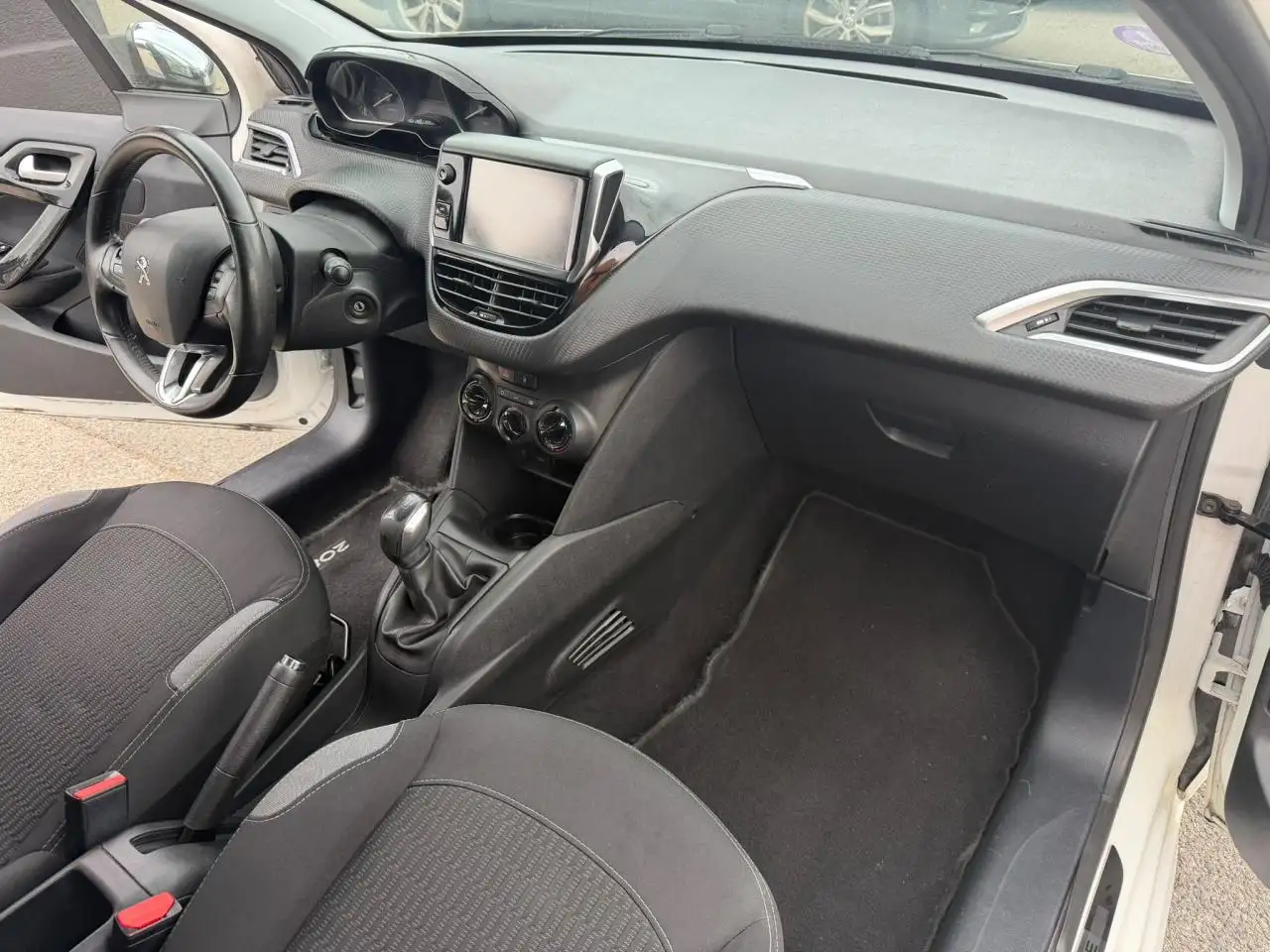 Peugeot 208 208 — photo 15