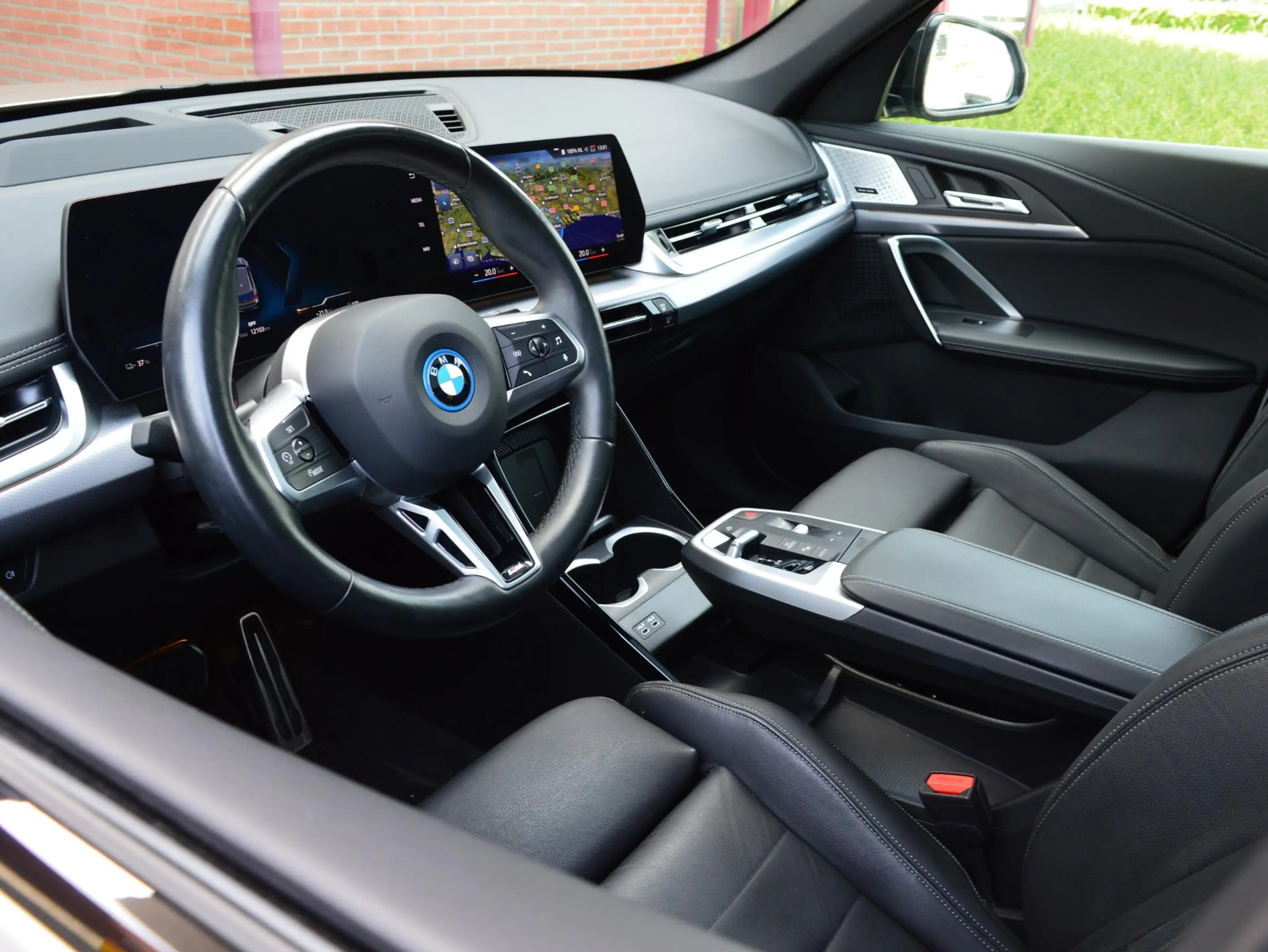 BMW iX1 xDrive30 M Sport | Innovation Pack | SOH 98% — photo 12