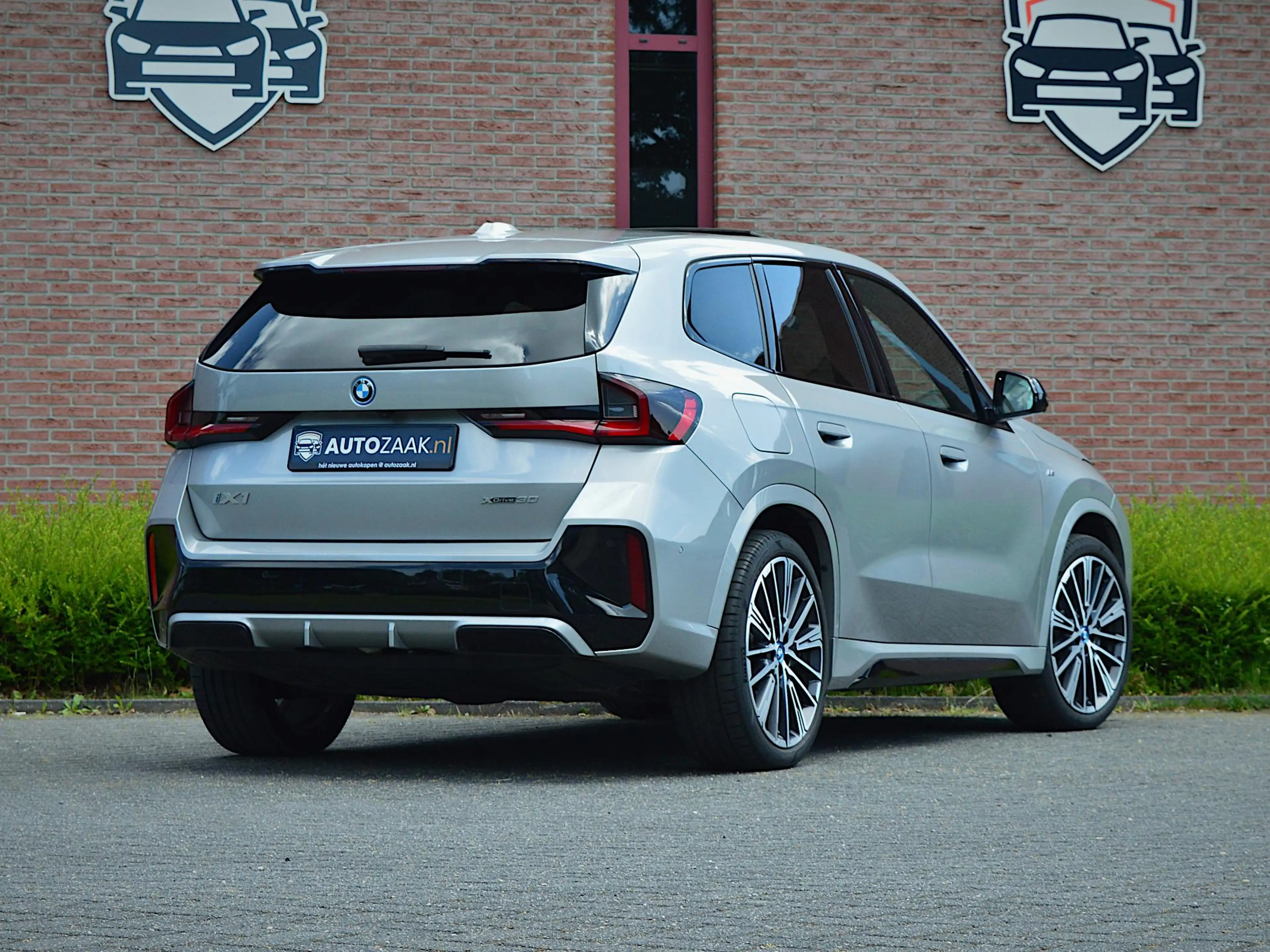 BMW iX1 xDrive30 M Sport | Innovation Pack | SOH 98% — photo 2