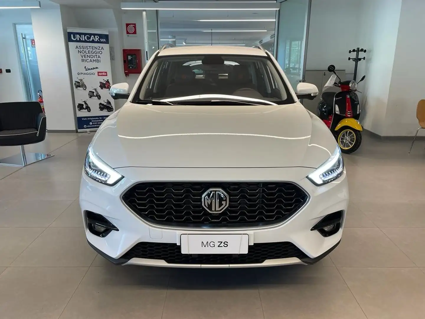 MG ZS 1.5 Luxury, 106cv, benzina NUOVA, PRONTA CONSEGNA! Bianco - 2