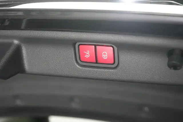 Mercedes-Benz 220 view 24