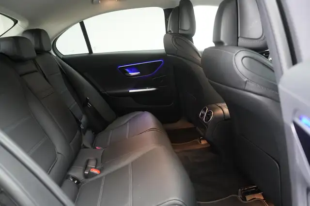 Mercedes-Benz 220 view 6