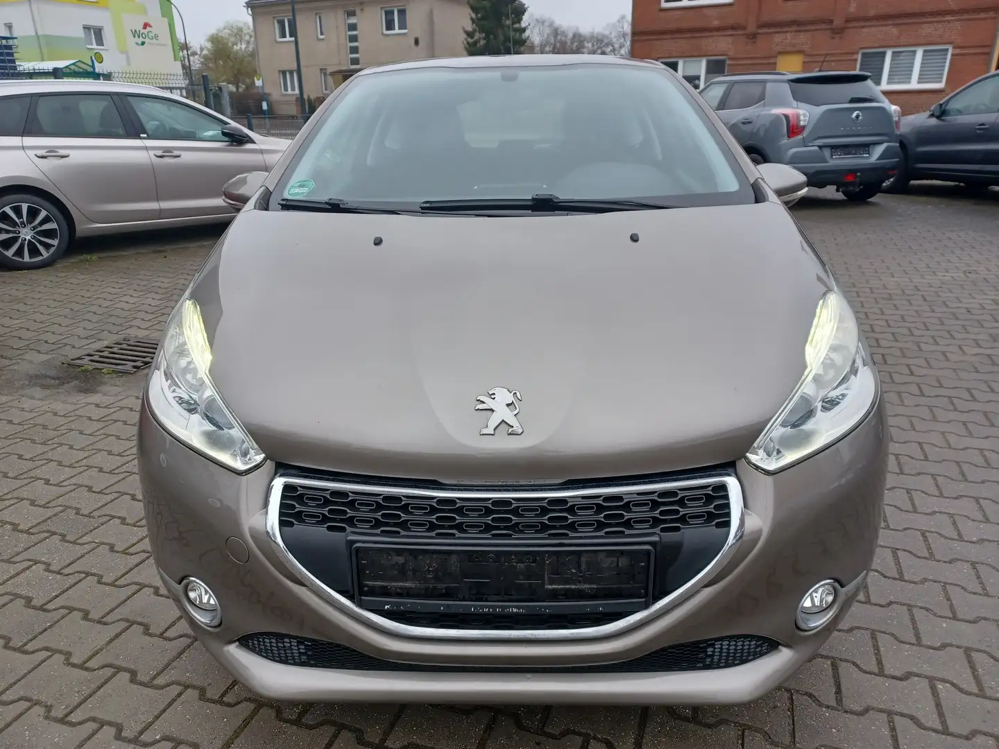 Peugeot 208 Active Braun - 2