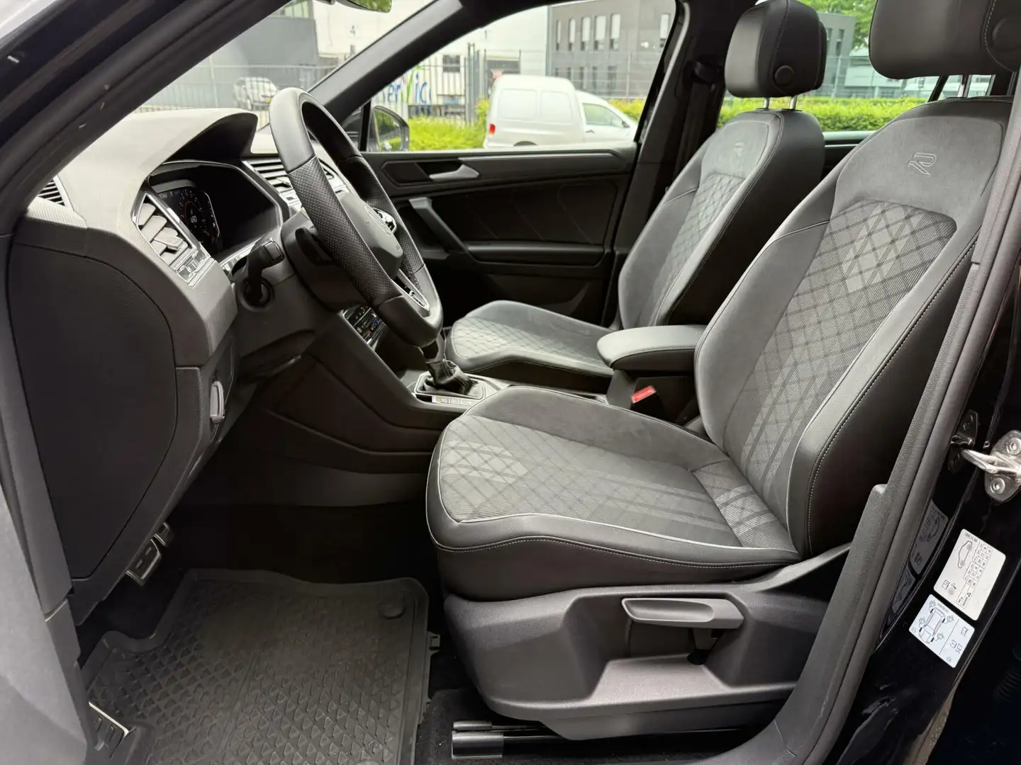 Volkswagen Tiguan 1.4 TSI eHybrid R-Line PANORAMADAK +TREKHAAK Zwart - 2