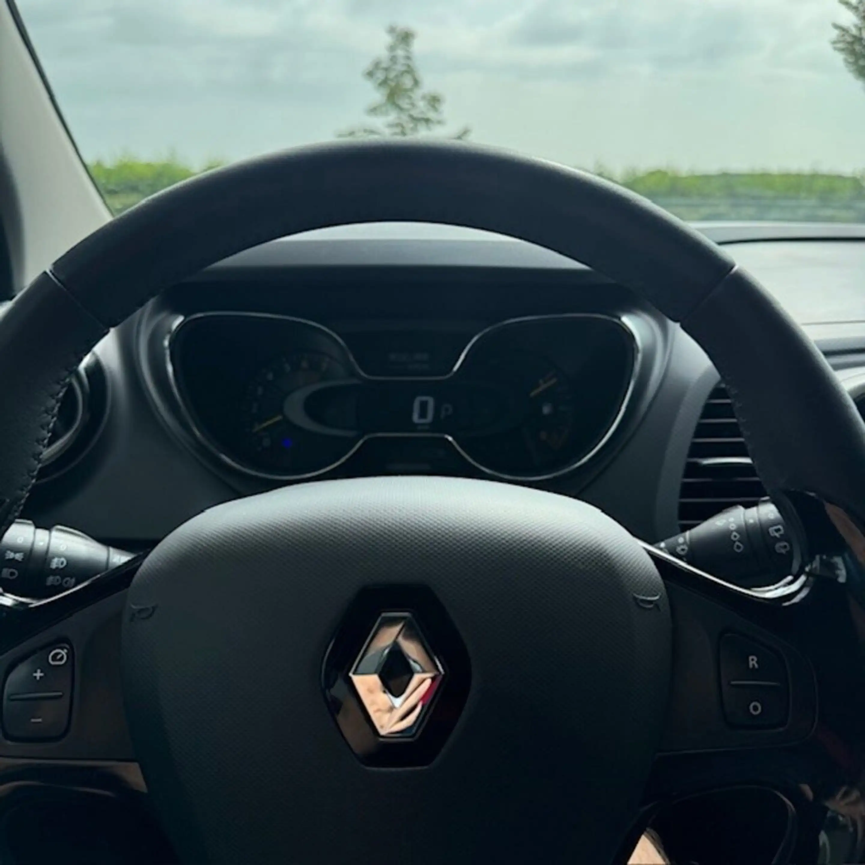 Renault Captur 1.2 TCe Expression — photo 12