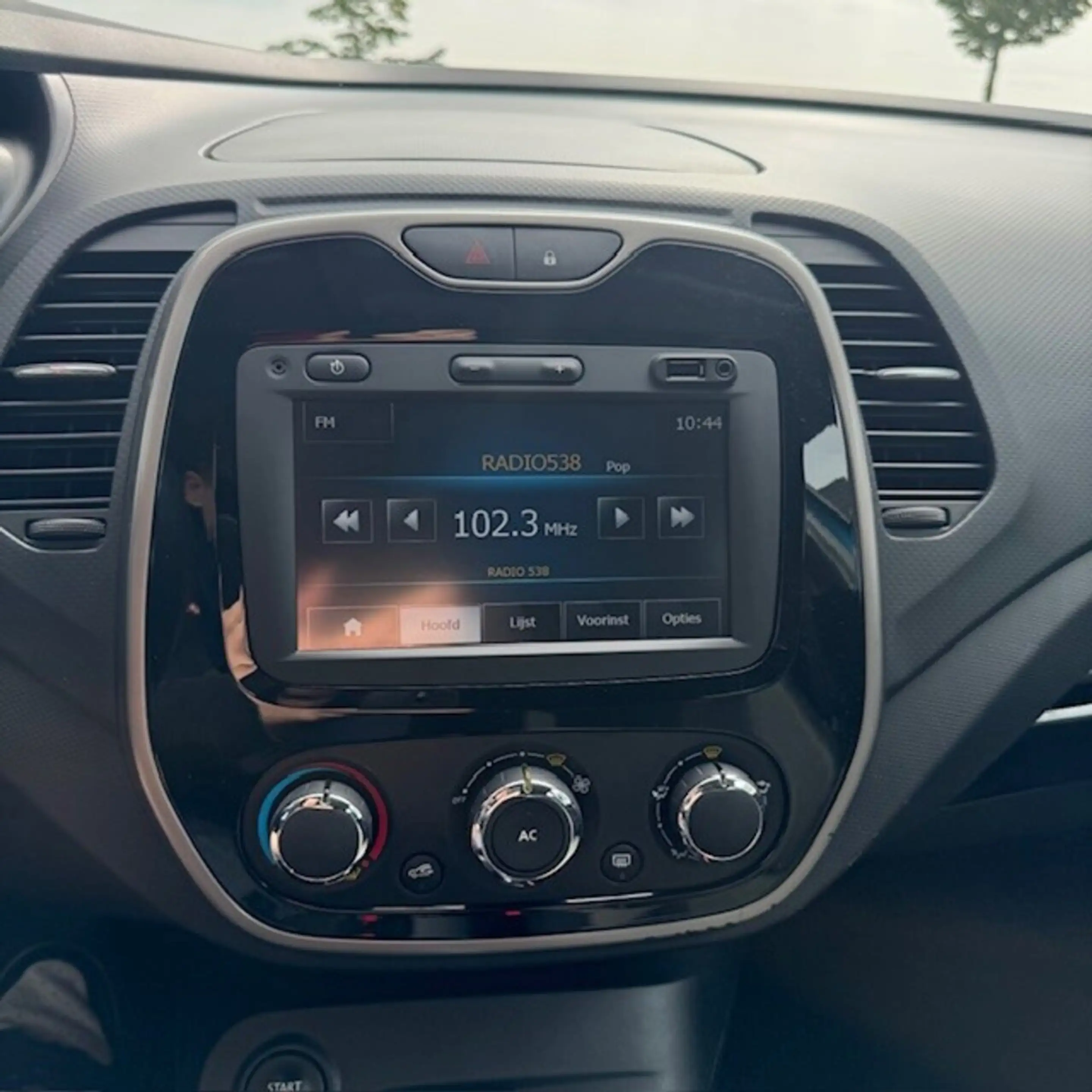Renault Captur 1.2 TCe Expression — photo 11