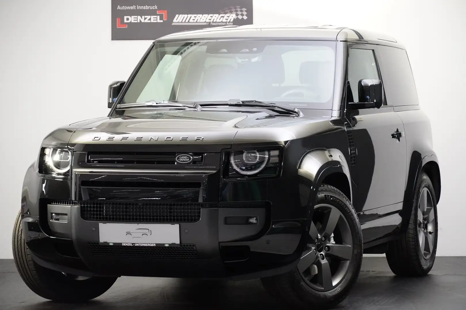 Land Rover Defender 90 3.0 X-Dynamic SE DAB AHK Schwarz - 2