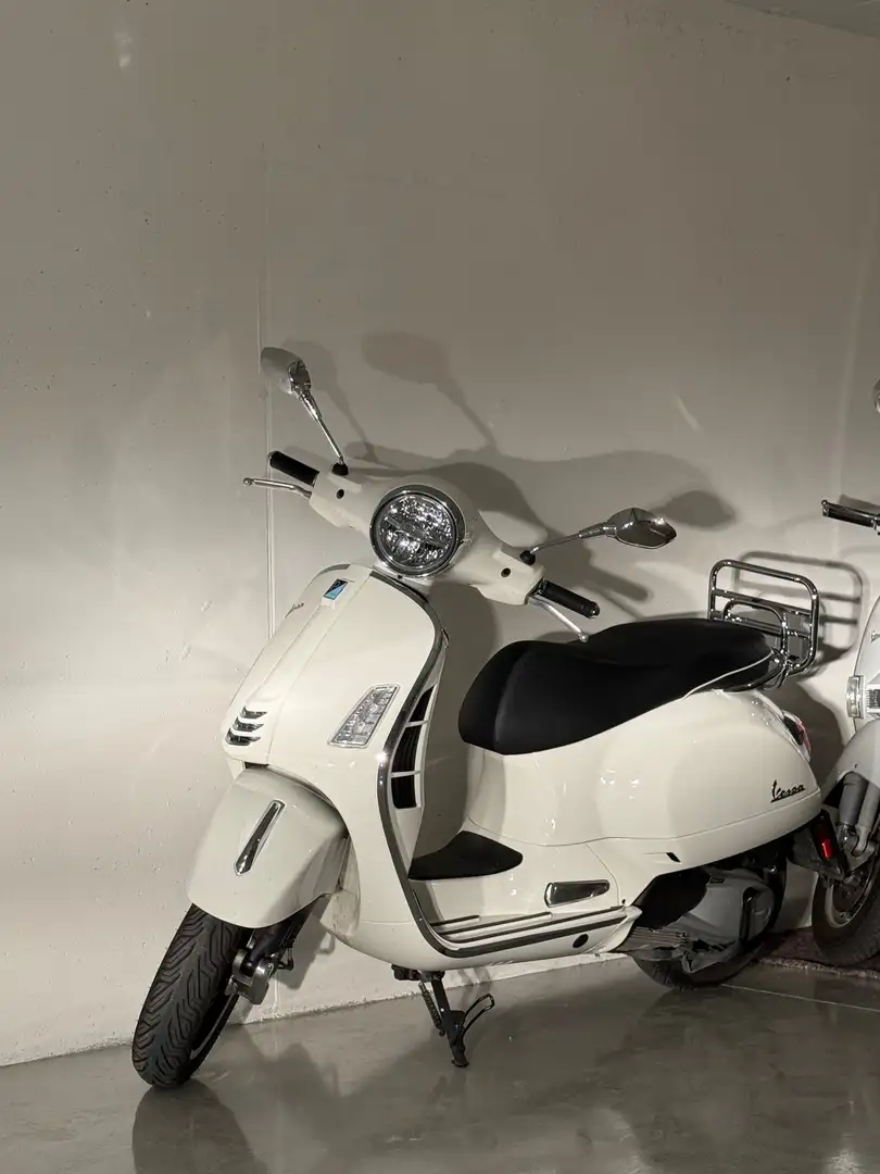 Vespa GTS Super 300 Super Alb - 1