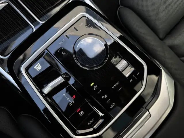 BMW 7 Series view 16