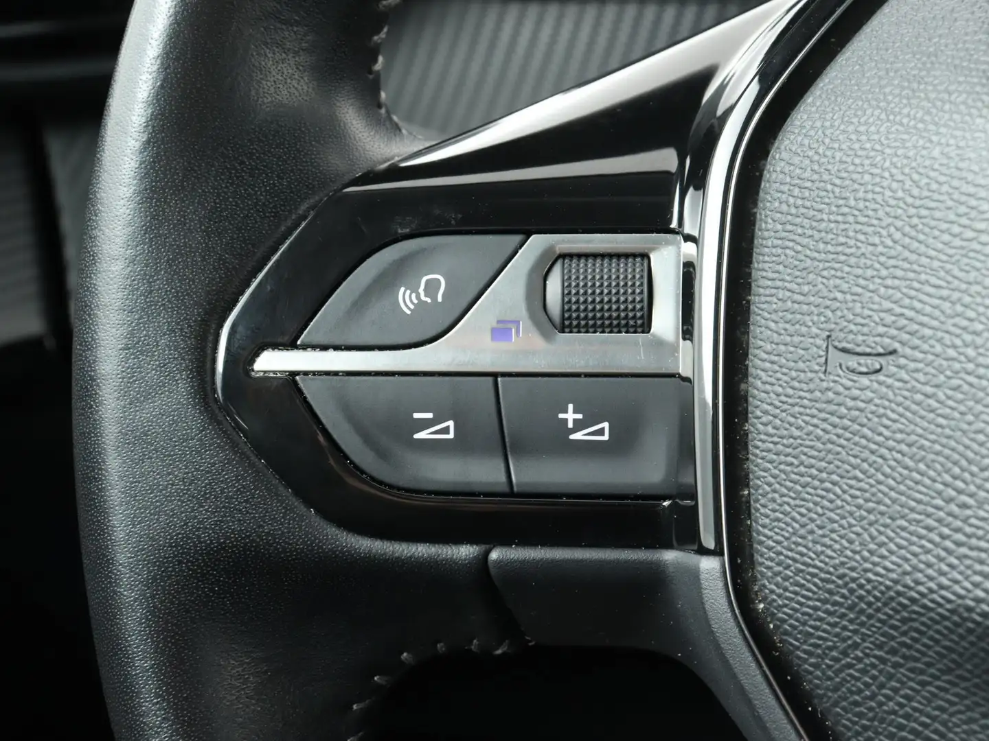 Peugeot 208 Allure 100pk | Navigatie | Parkeersensoren Voor/ A Weiß - 2
