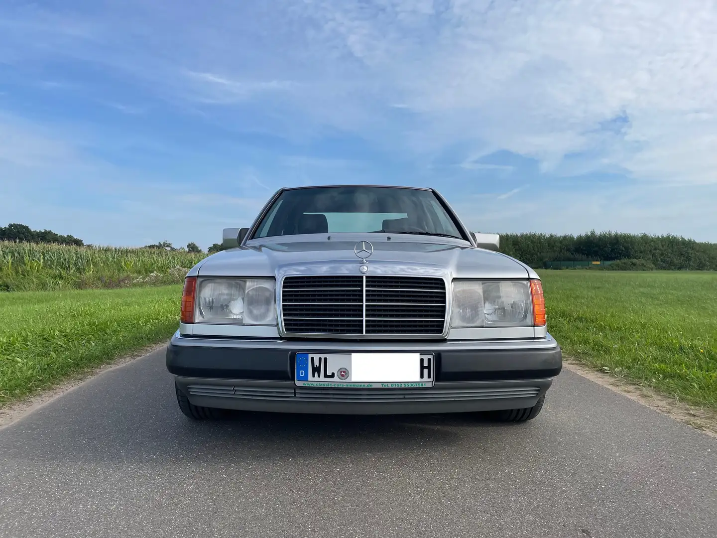 Mercedes-Benz E 300 W124 srebrna - 1