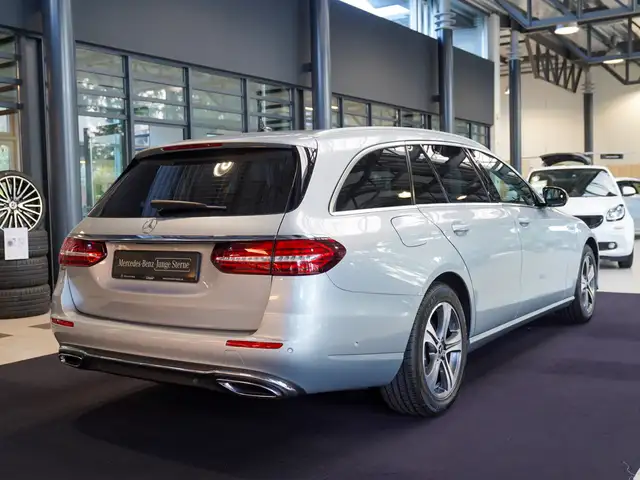 Mercedes-Benz E-Class view 3