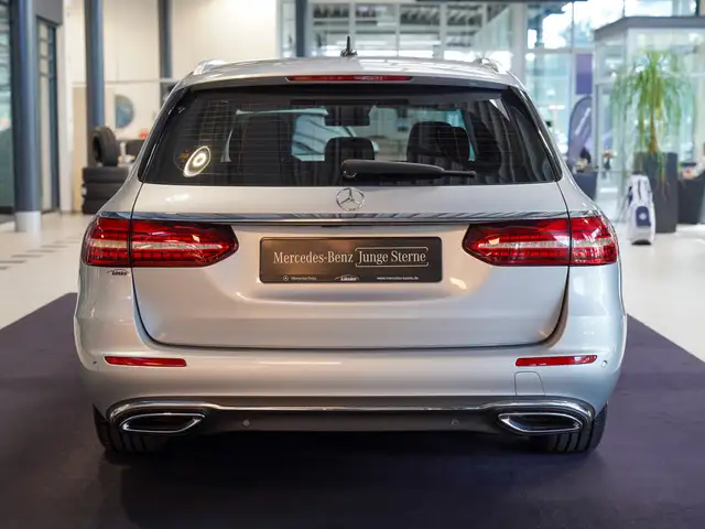 Mercedes-Benz E-Class view 4