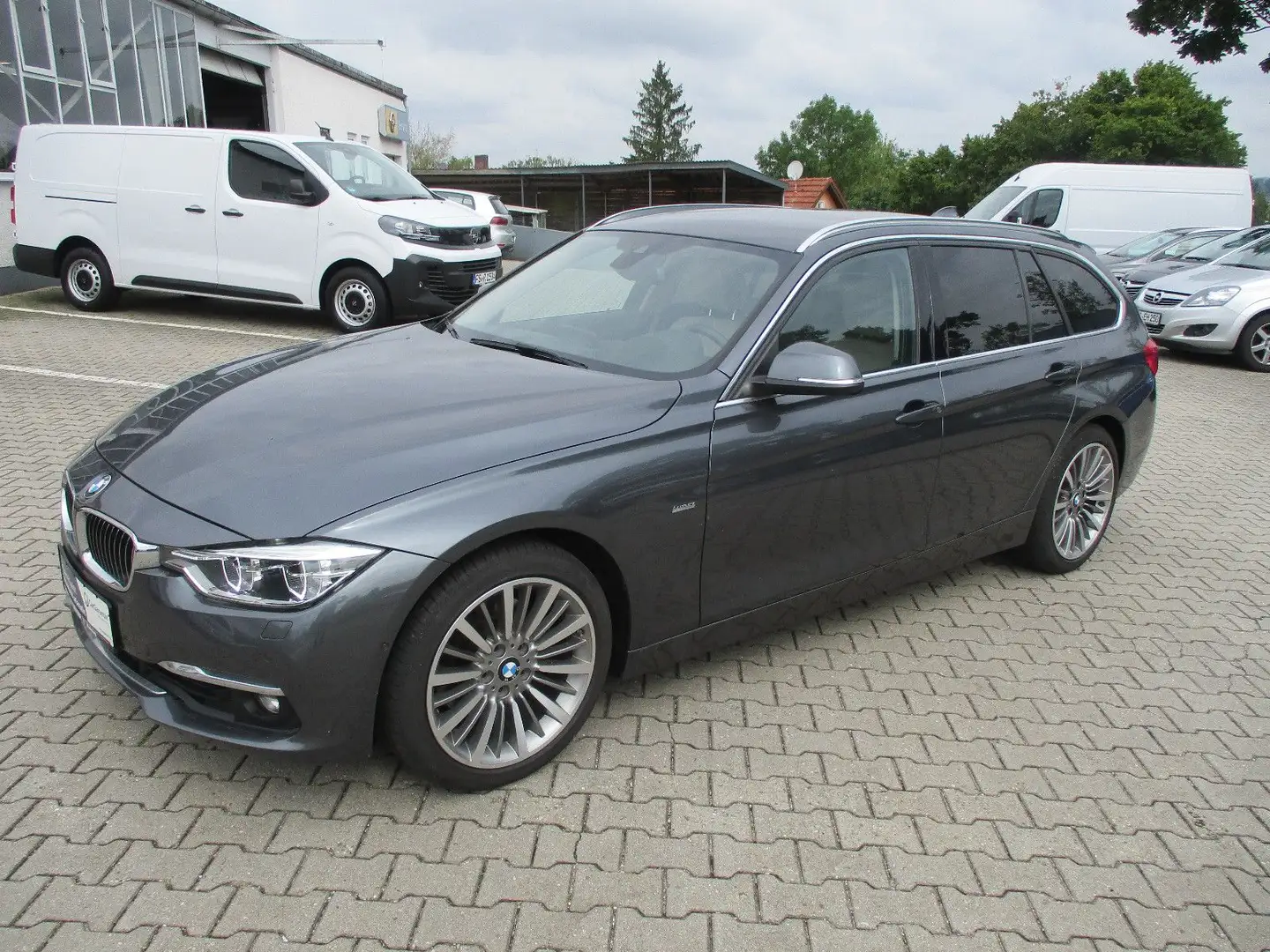 BMW 330 3er Touring 330 i Luxury Line 252 PS Gris - 1
