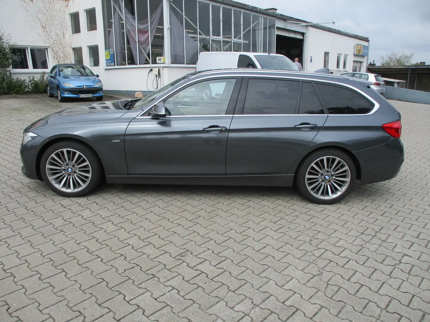 BMW 330 3er Touring 330 i Luxury Line 252 PS Gris - 2