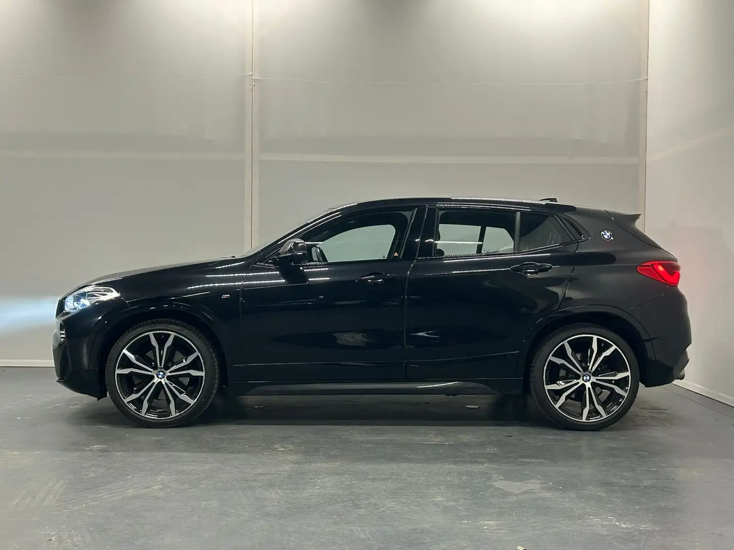 BMW X2 sDrive20i High Executive Zwart - 2