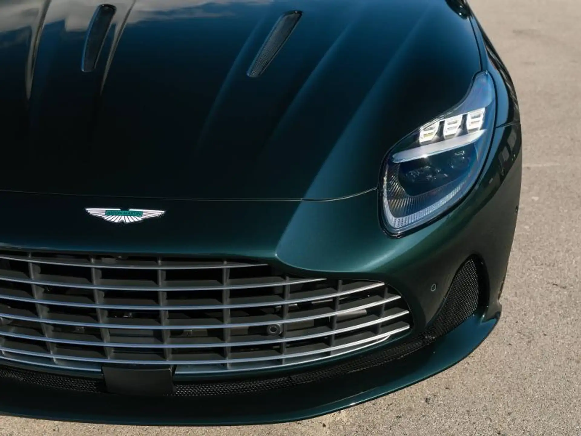 애스턴마틴 DB12 2026 초록 사진 7