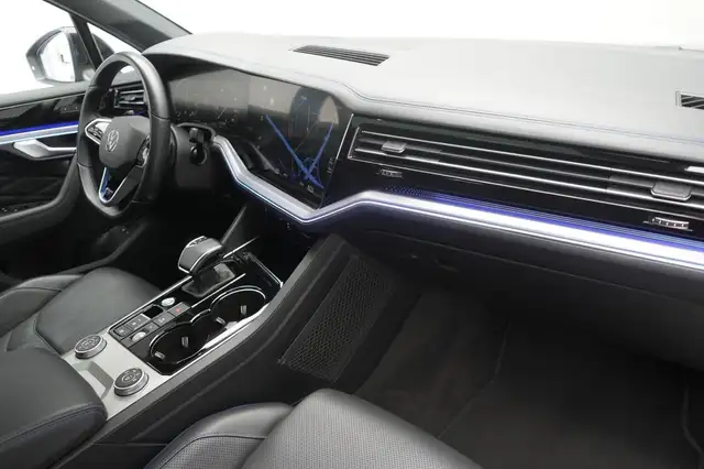 Volkswagen Touareg view 7