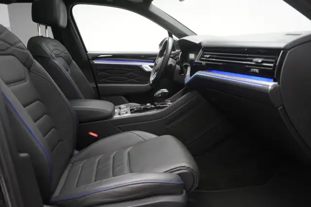 Volkswagen Touareg view 6
