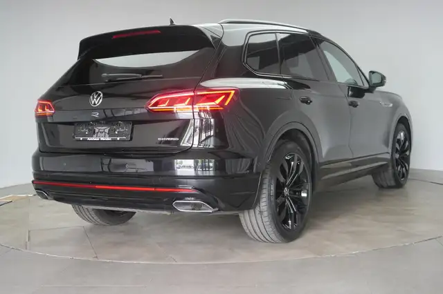 Volkswagen Touareg view 5