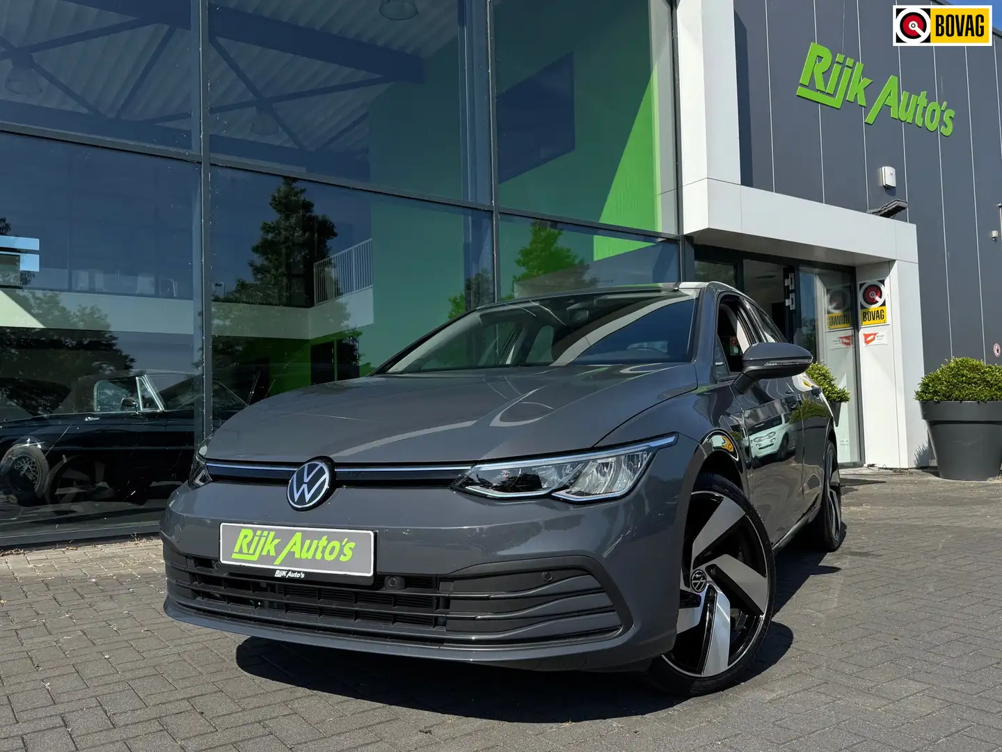 Volkswagen Golf 1.0 eTSI Life * Camera * Stoel + Stuur verwarming Grijs - 1