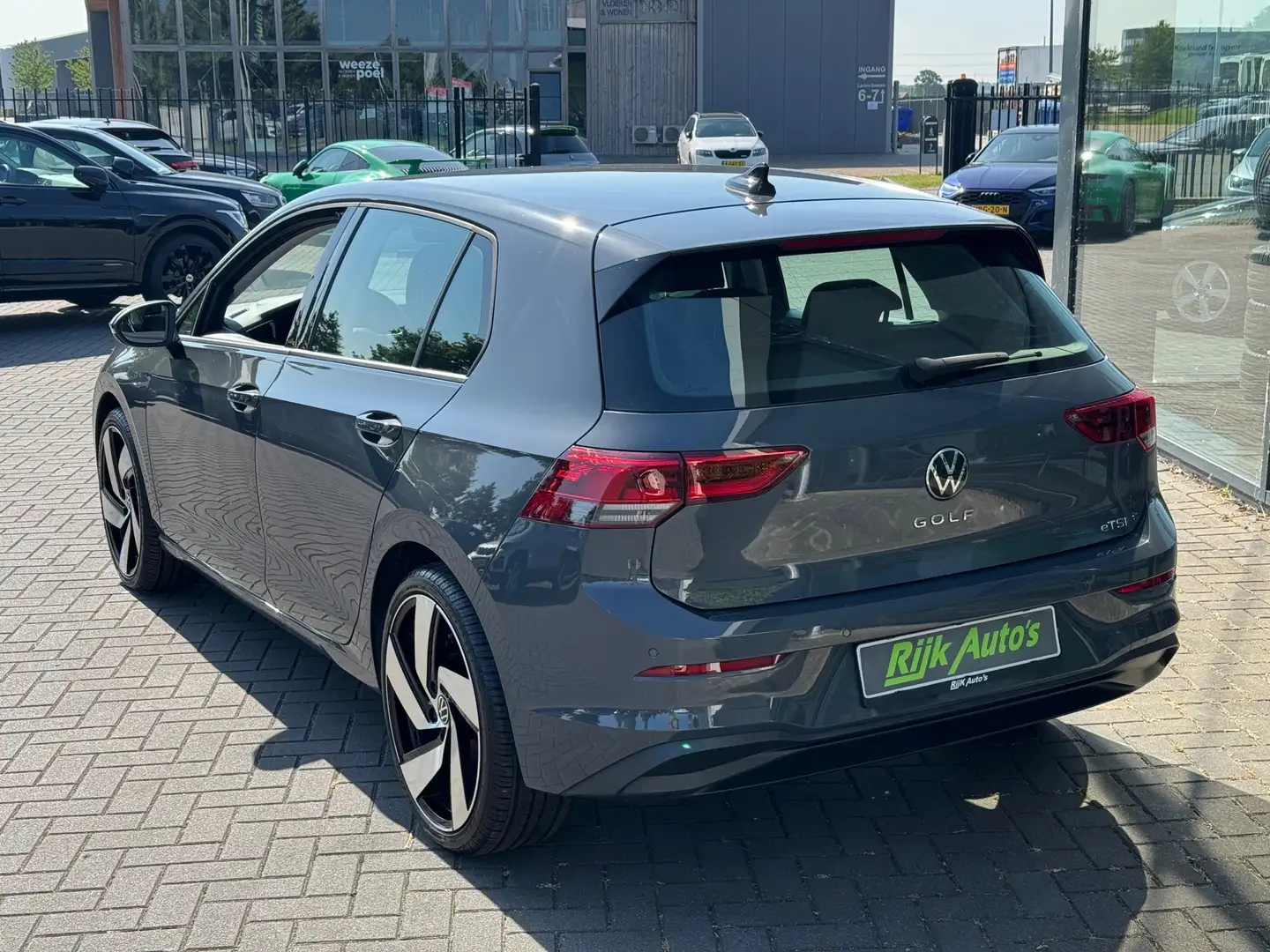 Volkswagen Golf 1.0 eTSI Life * Camera * Stoel + Stuur verwarming Grijs - 2