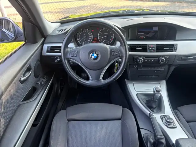 BMW 3 Series view 9