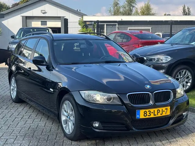 BMW 3 Series view 3