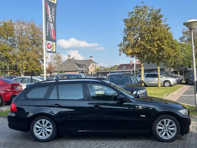 BMW 3 Series view 4