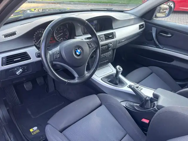 BMW 3 Series view 11