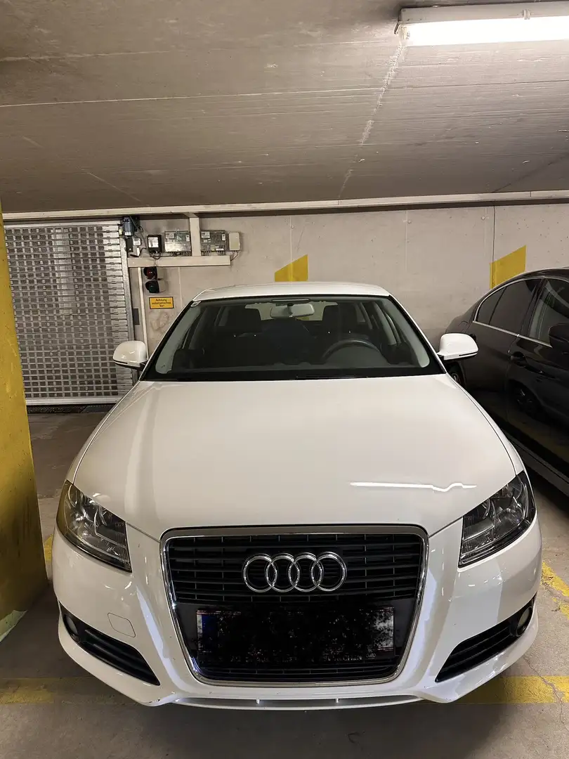 Audi A3 1.6 Sportback Jubiläumsmodell Weiß - 1