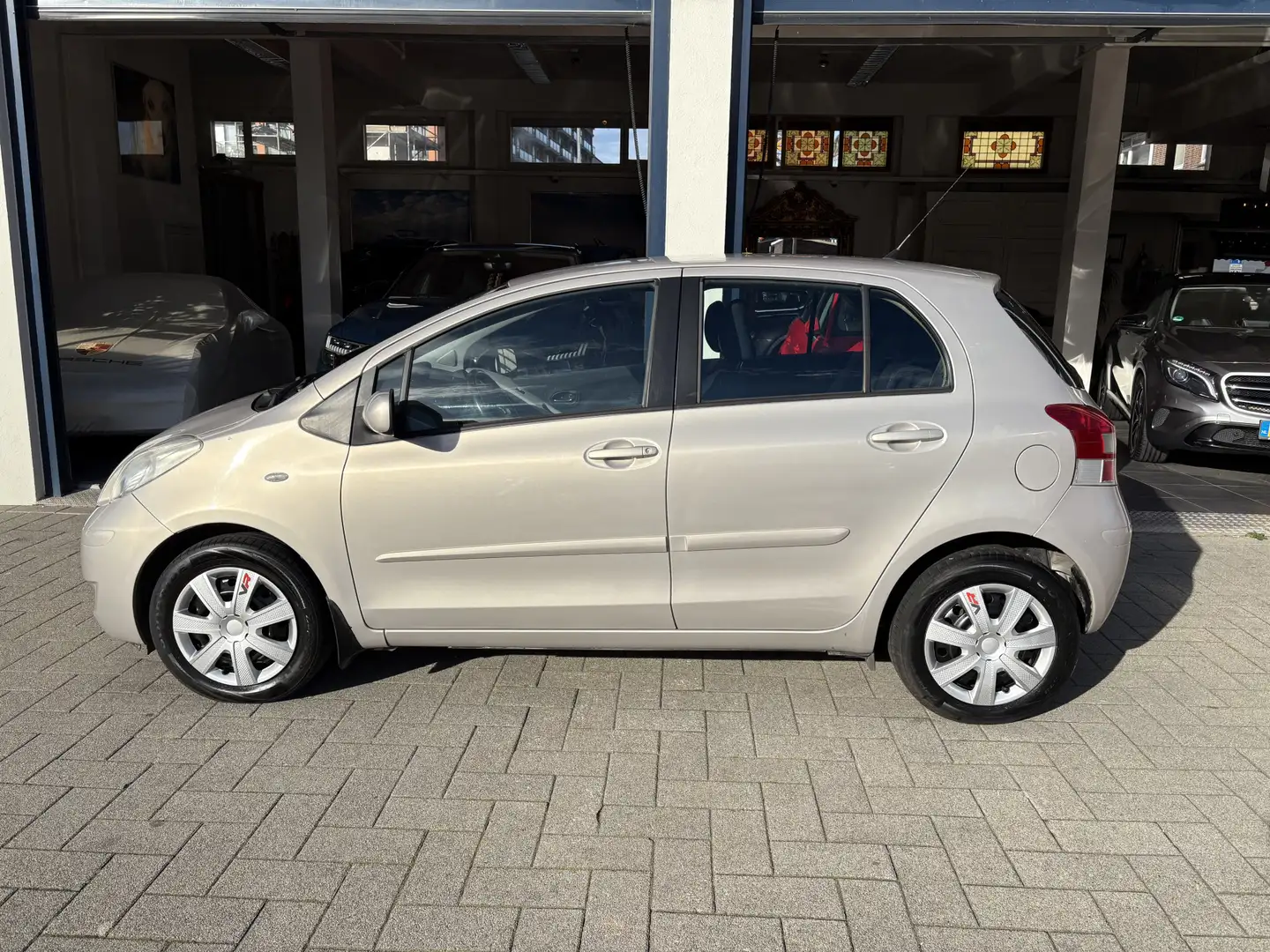 Toyota Yaris 1.3 VVTi Aspiration CLIMA/NW APK 11-2026 Brun - 2