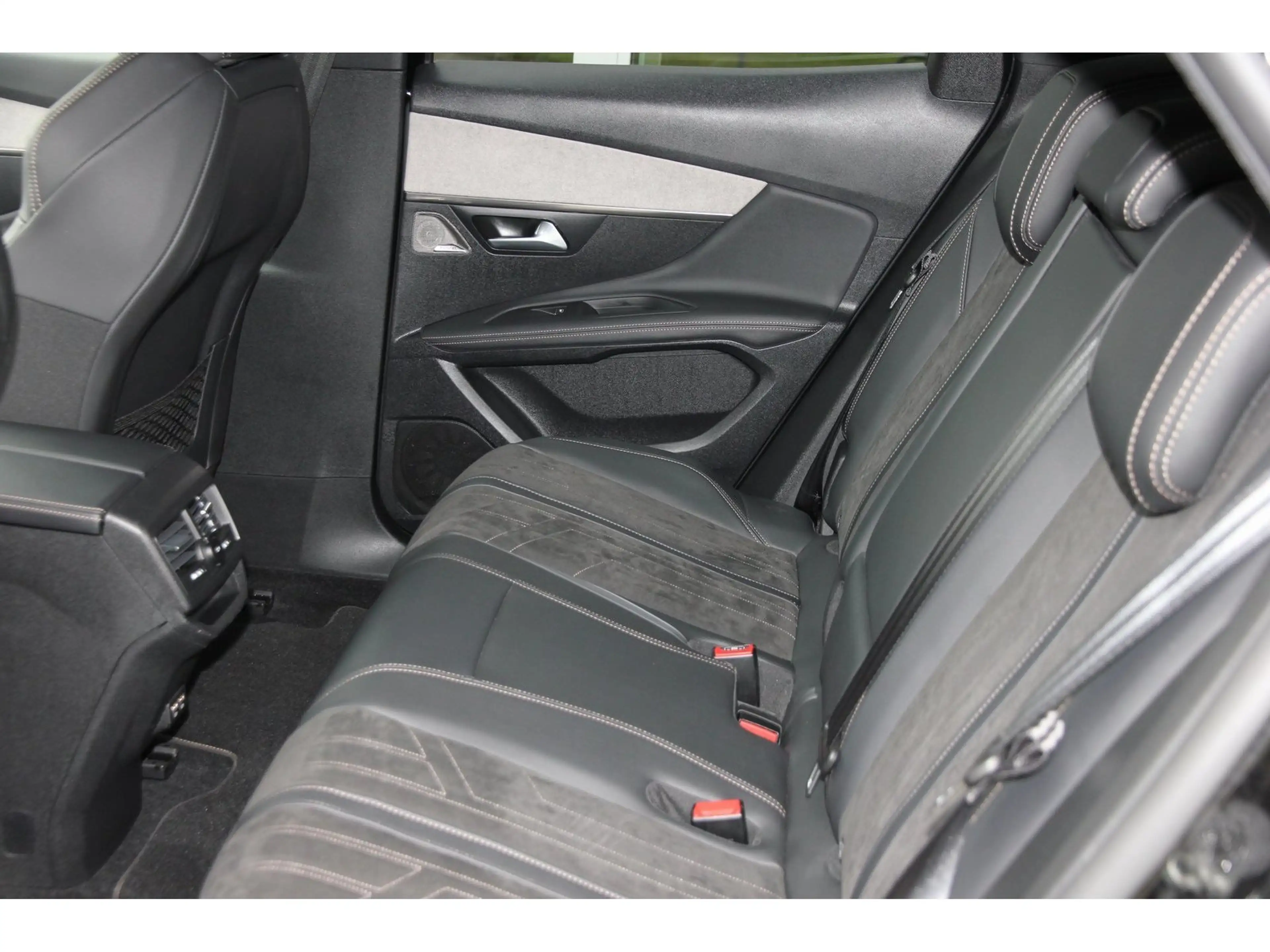 Peugeot 3008 GT Pack Hybrid4 300 Night Vision Focal — photo 9