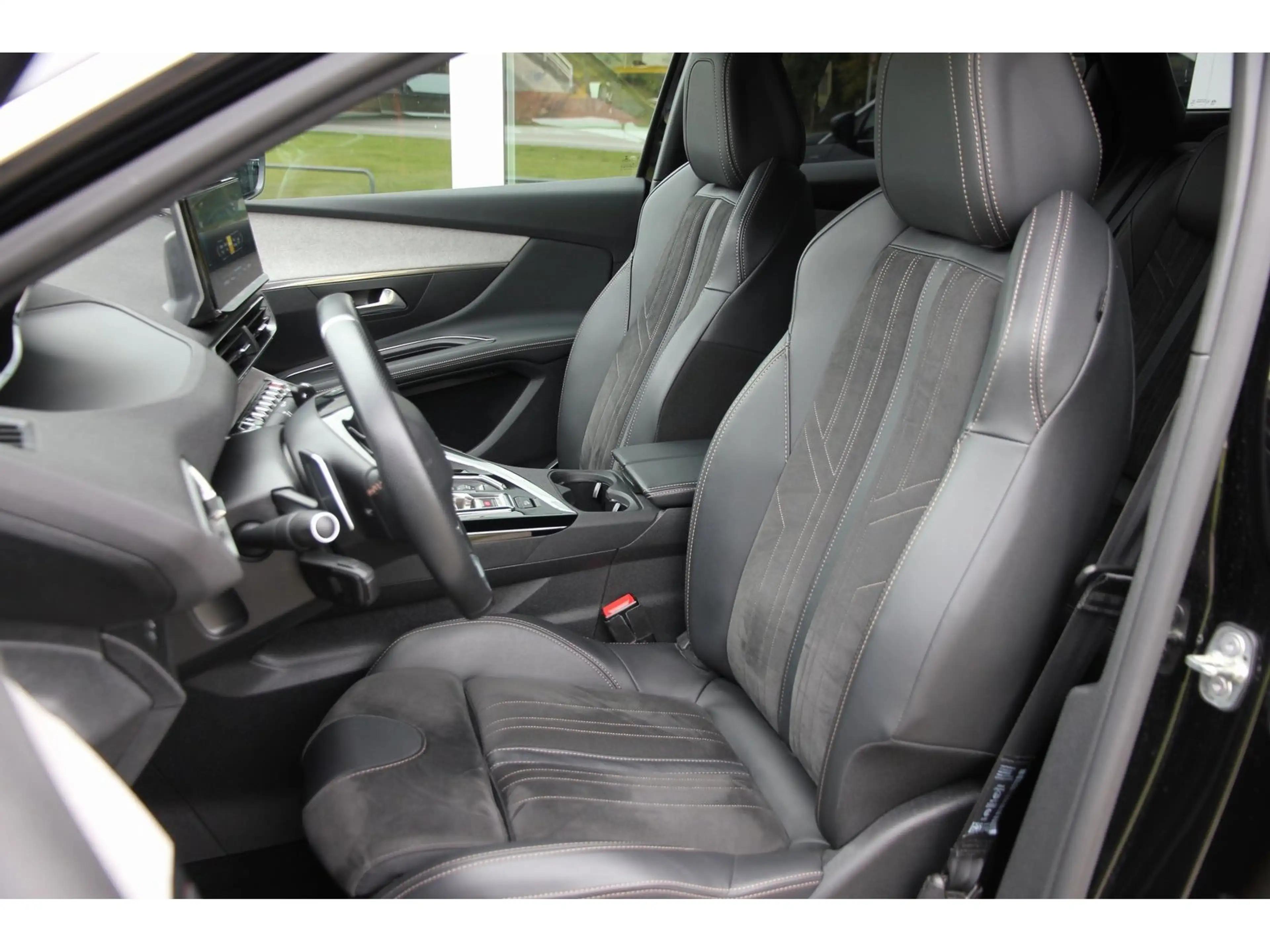 Peugeot 3008 GT Pack Hybrid4 300 Night Vision Focal — photo 12