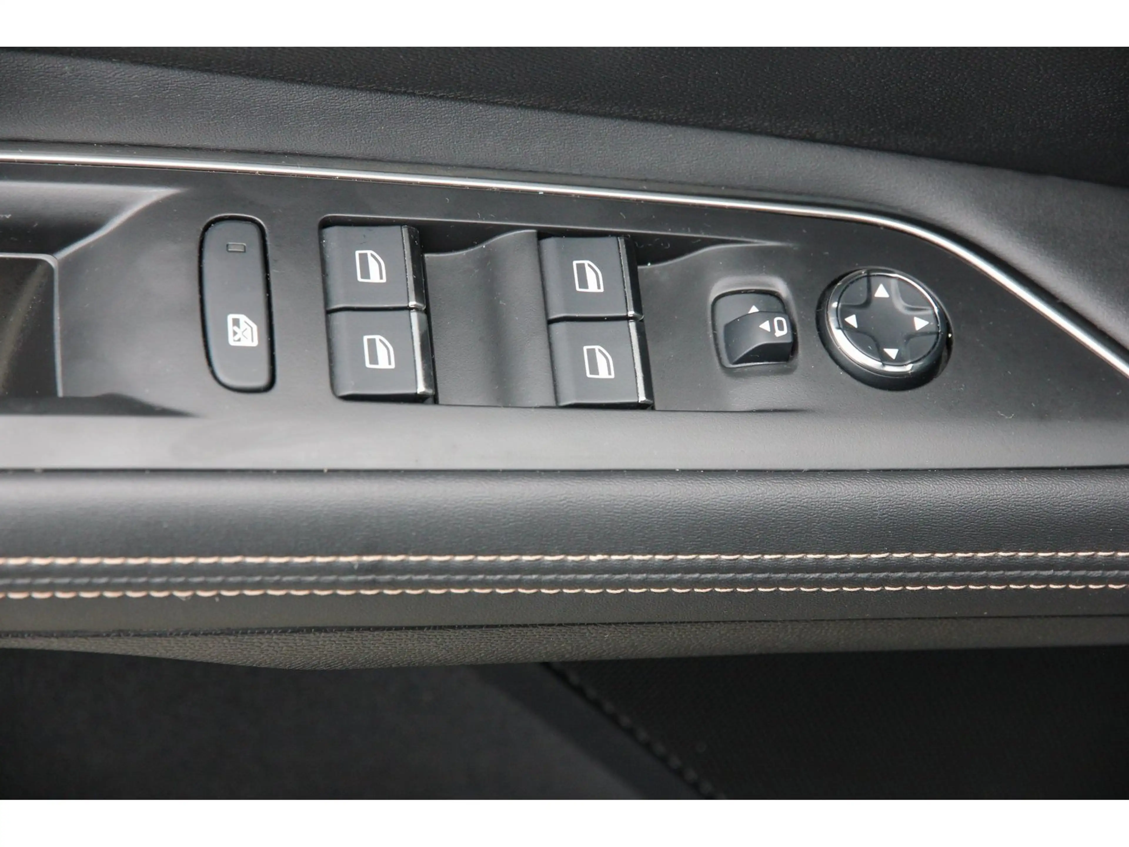 Peugeot 3008 GT Pack Hybrid4 300 Night Vision Focal — photo 14