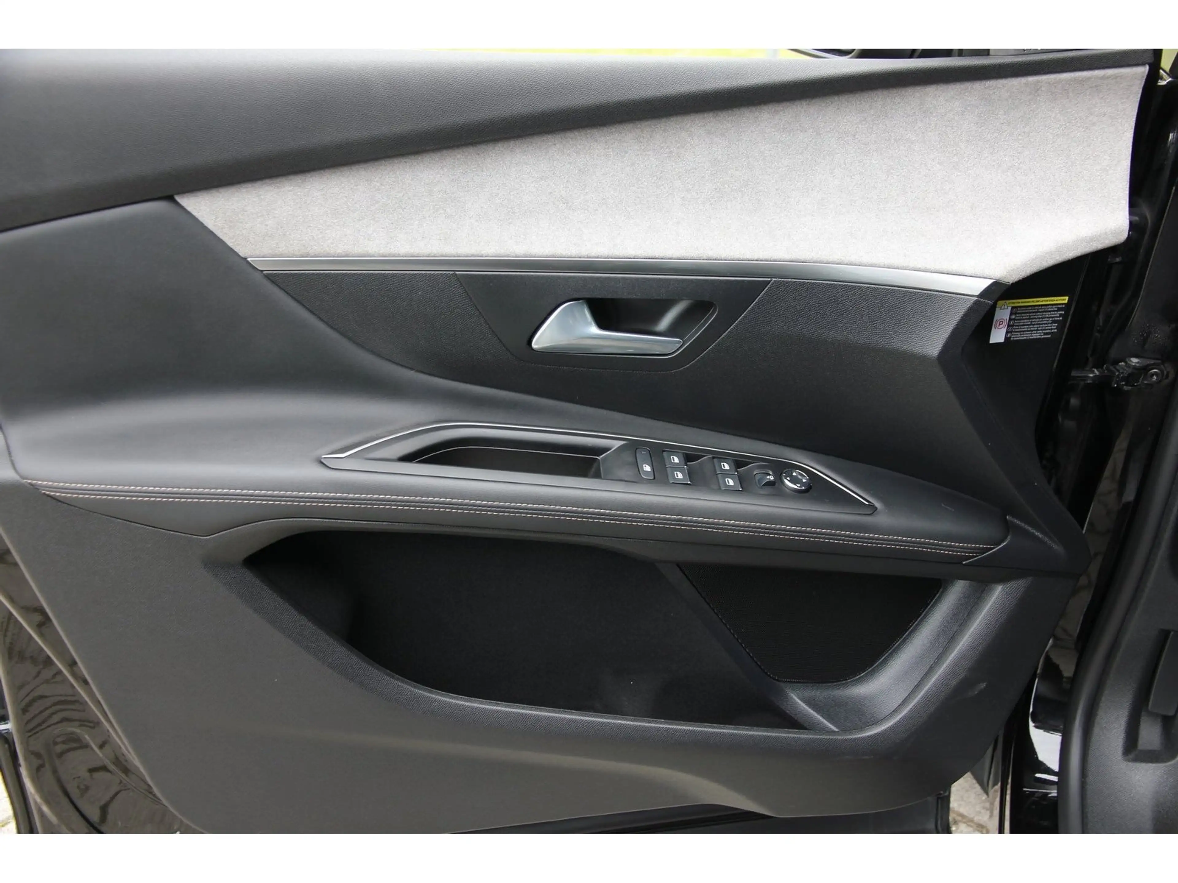 Peugeot 3008 GT Pack Hybrid4 300 Night Vision Focal — photo 13