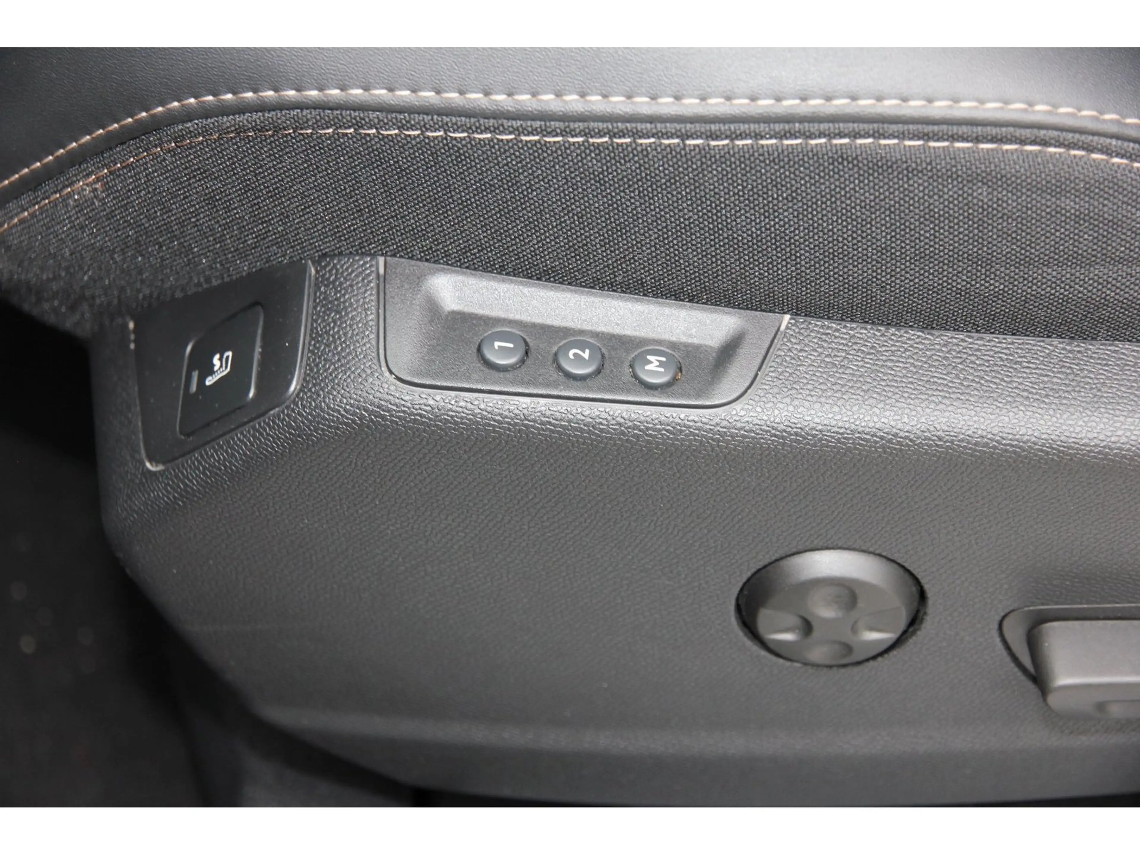 Peugeot 3008 GT Pack Hybrid4 300 Night Vision Focal — photo 16