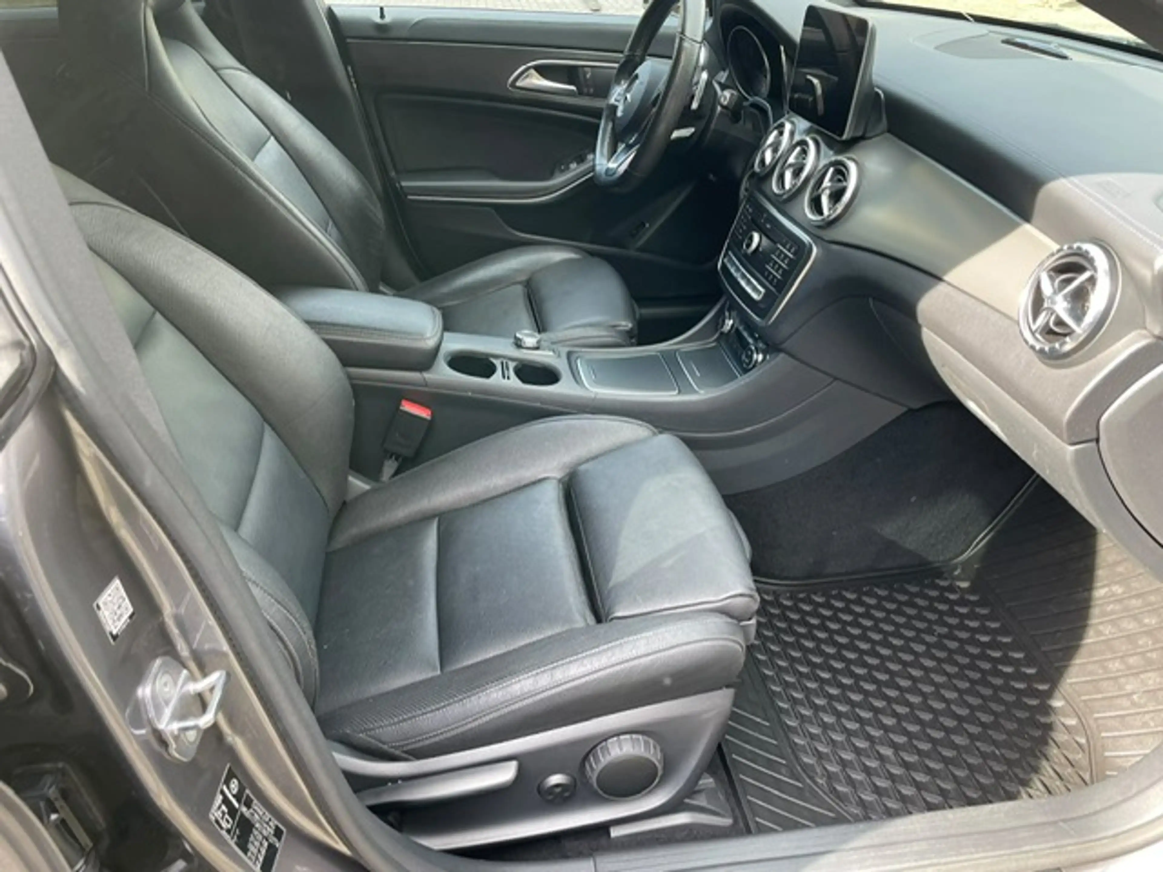 Mercedes-Benz CLA 180 AMG LINE MOTOR DEFECT NAVI PDC — photo 9
