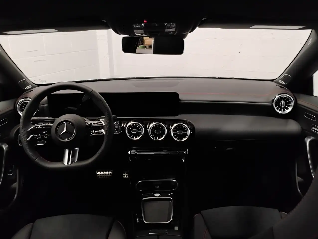 Mercedes-Benz CLA снимка Mercedes-Benz CLA