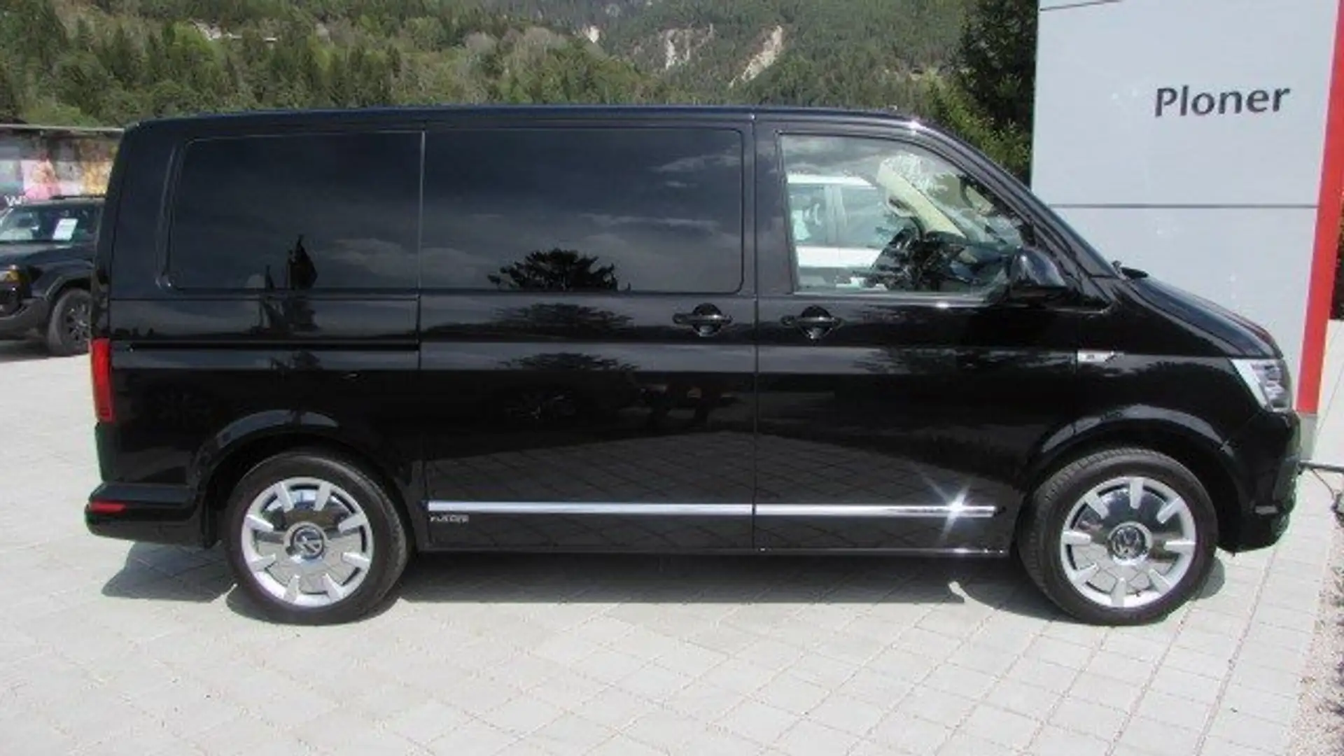 Volkswagen T6 Multivan 2,0 TDi Highline BMT DSG mit viel Zubehör! Schwarz - 2