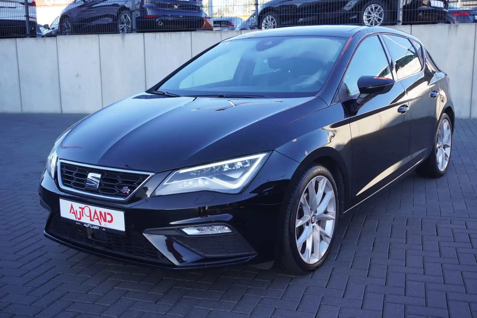 SEAT Leon 1.5 TSI FR LED Navi Pano SHZ PDC Beats Schwarz - 2